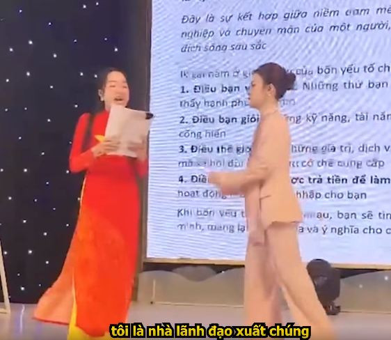 Theo đó, cô gái này chỉ đọc lặp đi lặp lại cùng 1 nội dung "Tôi là nhà lãnh đạo xuất chúng, giàu có, hạnh phúc, tự tin, xinh đẹp", mặc dù bên cạnh có một cô gái khác không ngừng xô đẩy nhưng cô gái vẫn cầm tờ giấy và đọc đi đọc lại nội dung đó.