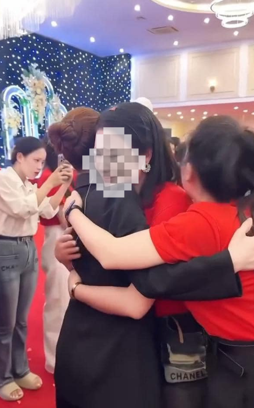 Điều đặc biệt là sau khi kế thúc được lượt chơi của mình, nhiều người tỏ ra vô cùng xúc động, ôm lấy đồng đội nghẹn ngào. Không chỉ thế, nhiều người ngồi xem cũng liên tục lau nước mắt đầy cảm xúc. (Ảnh: Facebook)