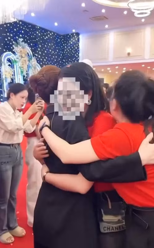 Điều đặc biệt là sau khi kế thúc được lượt chơi của mình, nhiều người tỏ ra vô cùng xúc động, ôm lấy đồng đội nghẹn ngào. Không chỉ thế, nhiều người ngồi xem cũng liên tục lau nước mắt đầy cảm xúc. (Ảnh: Facebook)