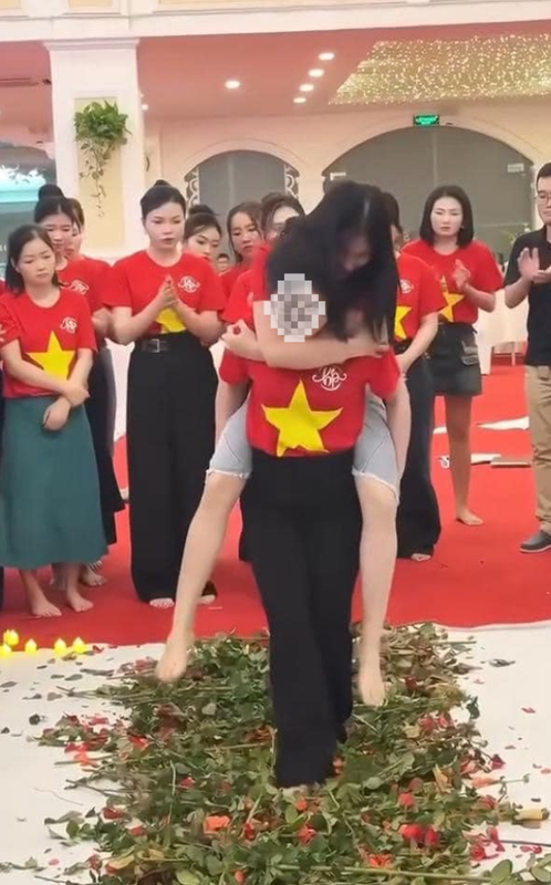 Theo đó, trò chơi này có cách thức khá kì lạ, khi một người cõng đồng nghiệp trên lưng, đi chân trần giẫm lên một đoạn đường trải hoa hồng.