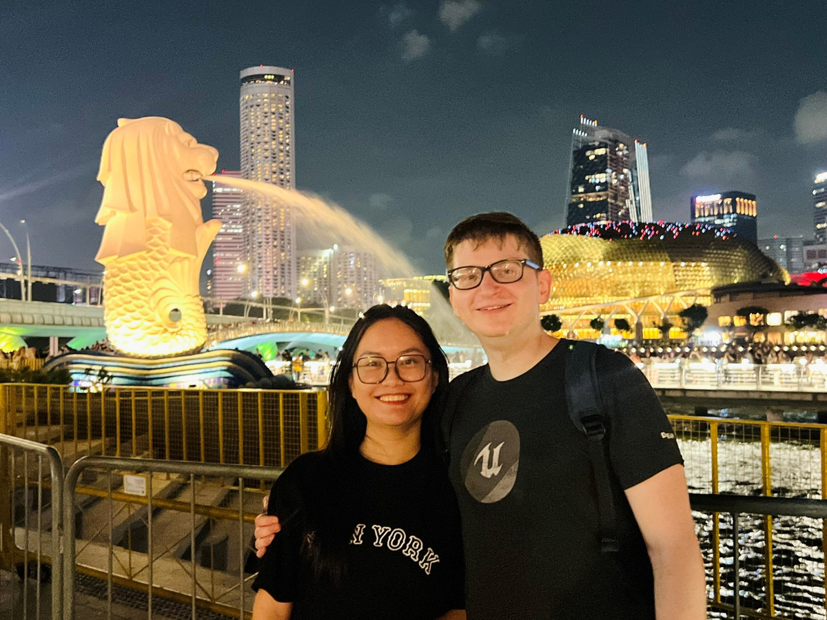 Andrew cũng có hoàn cảnh gia đình bố mẹ ly hôn nên rất cảm thông với những gì Thoa đang phải trải qua.