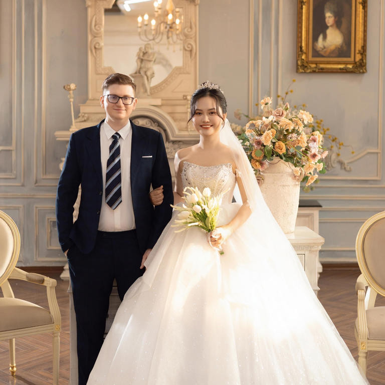 Tháng 9/2023, chị Thoa đưa anh Andrew về Nghệ An đăng ký kết hôn. Andrew cũng bắt đầu học tiếng Việt từ đó.