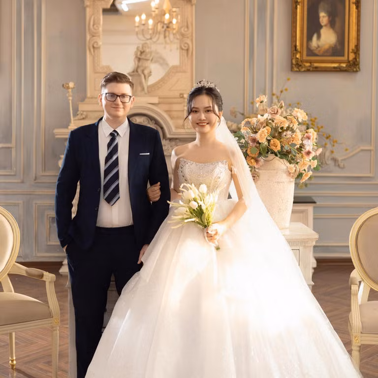 Tháng 9/2023, chị Thoa đưa anh Andrew về Nghệ An đăng ký kết hôn. Andrew cũng bắt đầu học tiếng Việt từ đó.