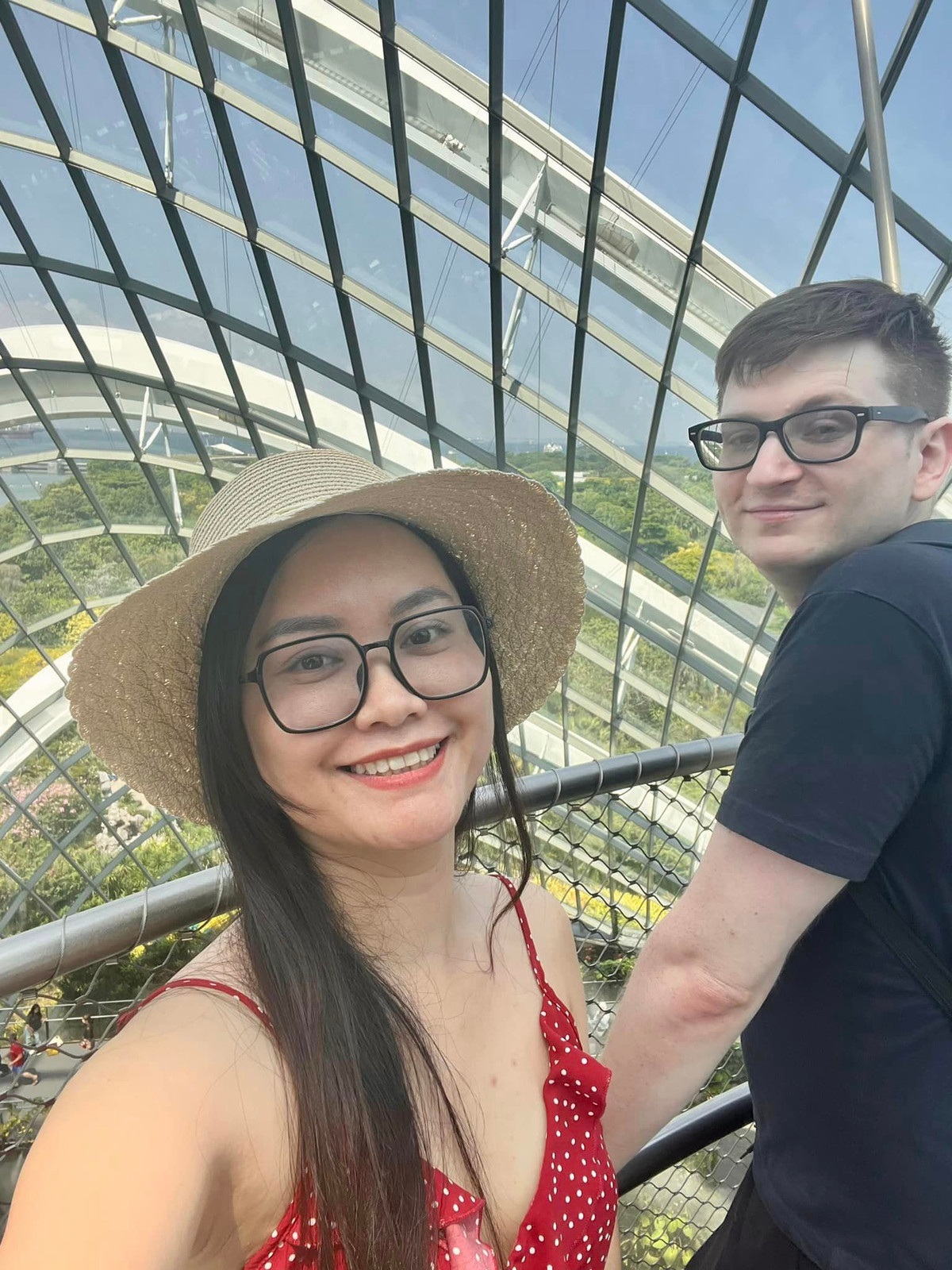 Thấu hiểu được những nỗi đau mà chị Thoa đã trải qua, chàng trai người Mỹ luôn cố gắng yêu thương, bù đắp cho người con gái đã trải qua nhiều biến cố và bất hạnh.