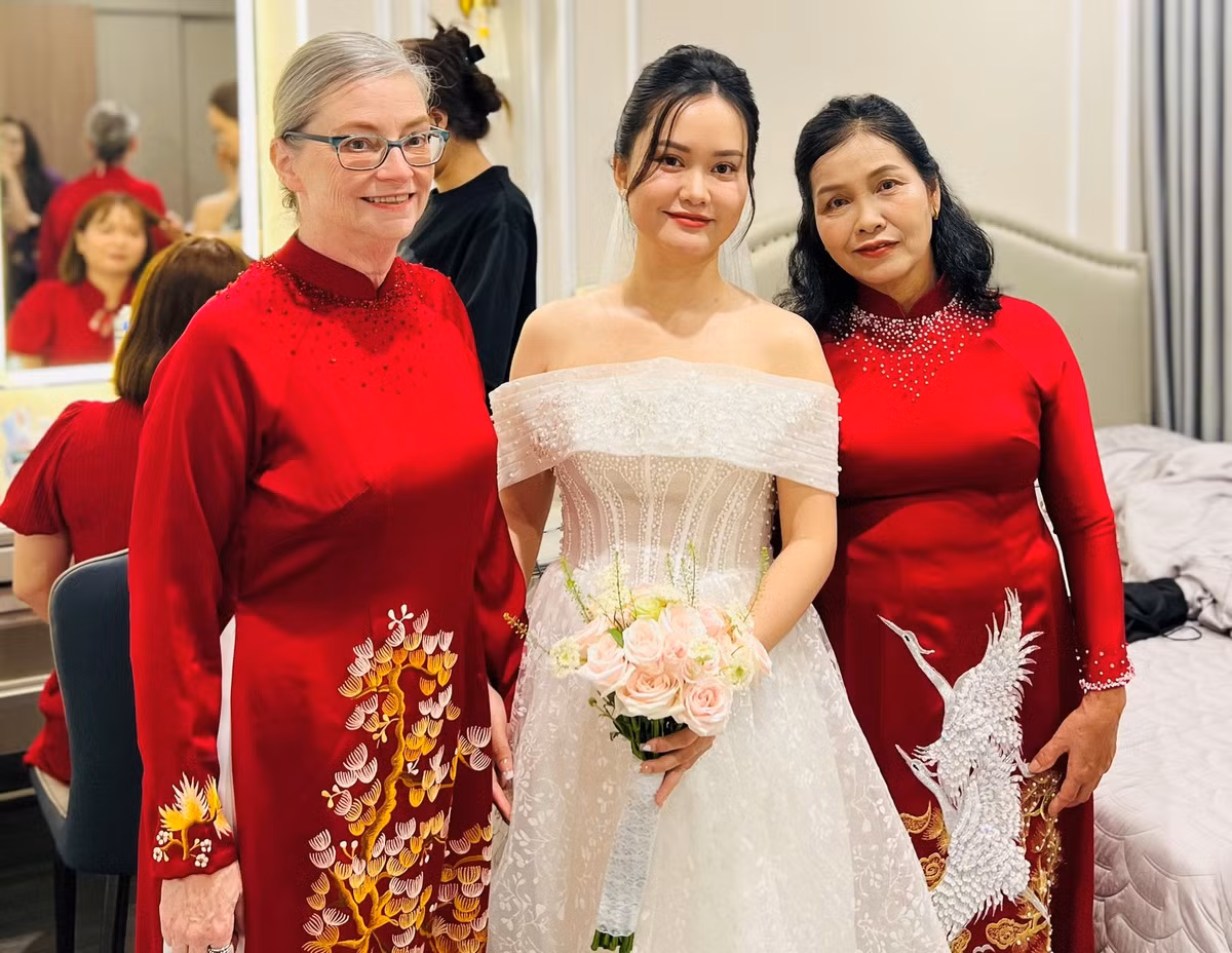 Trong hoàn cảnh đấy, cô dường như không thể tin tưởng rằng mình có thể đứng dậy một lần nữa, cửa trái tim của cô cũng đóng lại. Chị làm đủ việc, tìm cách duy trì công ty, xoay xở trả nợ. Chủ nợ biết hoàn cảnh của chị nên không làm khó, cho trả dần.