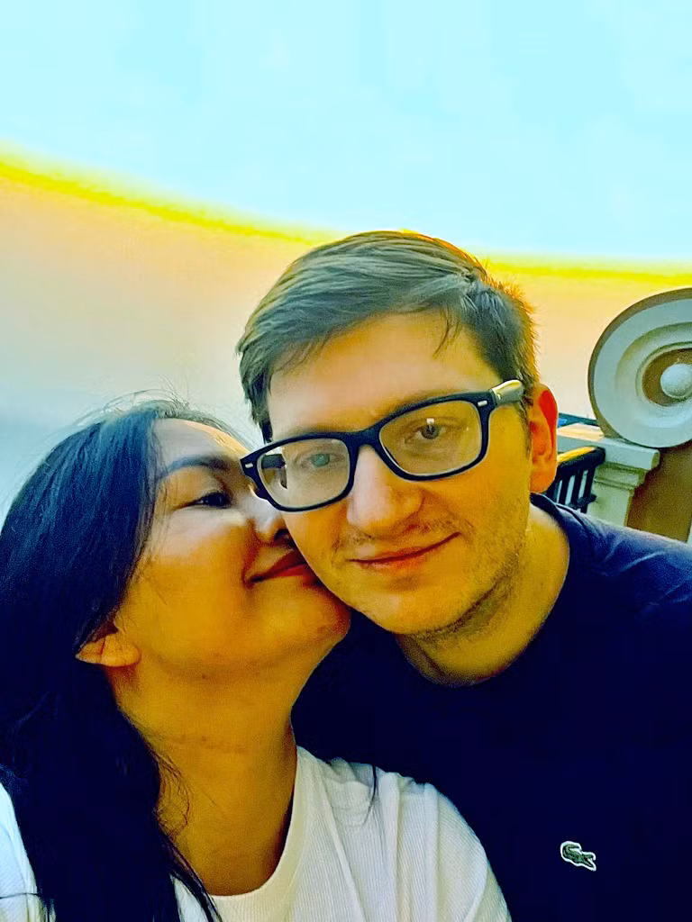 Tuy nhiên khoảng thời gian chia tay, cả 2 vẫn không ngừng nhớ về nhau. Tháng 9/2022, chàng trai Mỹ đến Hà Nội, hội ngộ cùng người con gái trò chuyện qua mạng bấy lâu. Cả hai cùng nhau đi du lịch, tạo cơ hội nhìn nhận lại tình cảm.