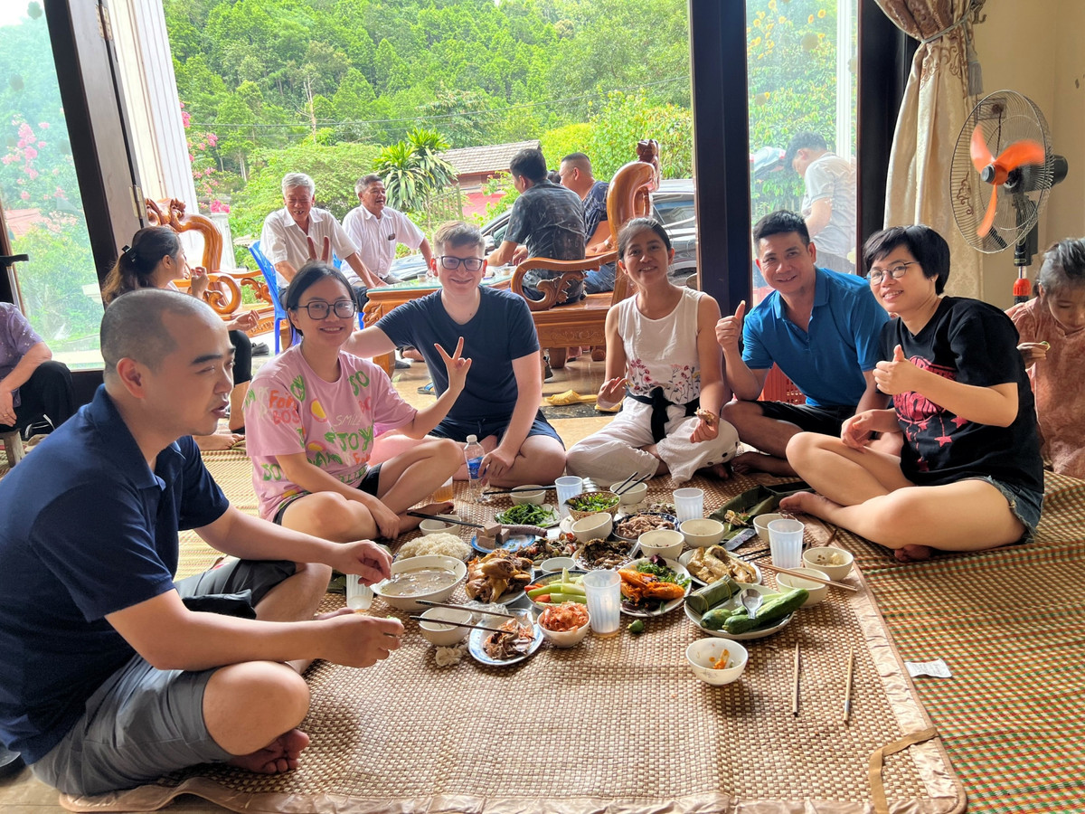 Khoảng thời gian chật vật đó, chị quen anh Andrew khi tìm người nước ngoài để trau dồi tiếng Anh. Cả 2 từ việc nói chuyện đơn thuần để chị Thoa có thể học thêm tiếng Anh, dần dần tâm sự nhiều hơn như những người bạn, rồi có tình cảm đặc biệt lúc nào không hay.