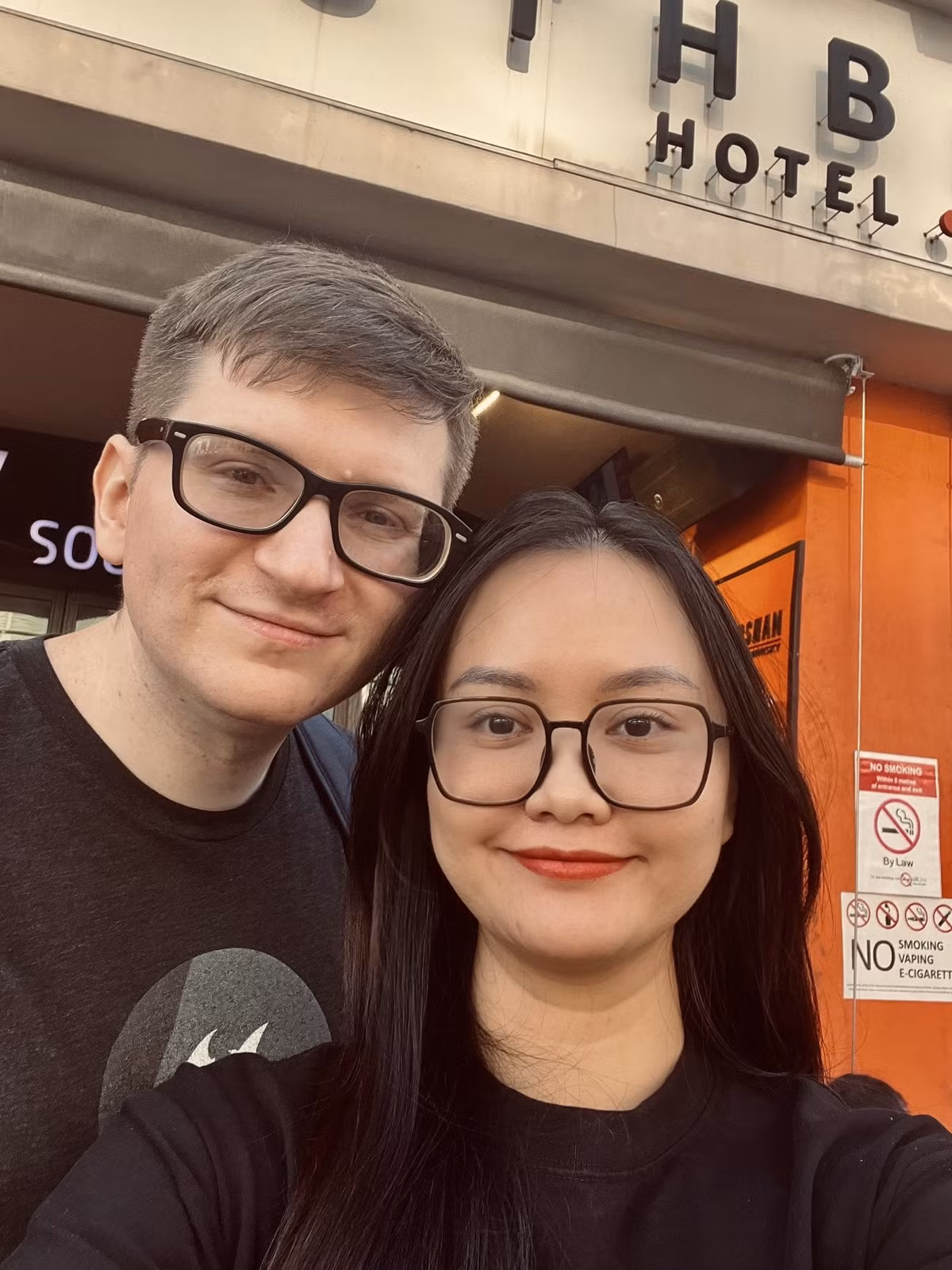 Hoàng Thị Thoa, 33 tuổi, quê Nghệ An kết hôn ở tuổi 26, nhưng khi mang thai tháng thứ tư thì phải đình chỉ thai kỳ. Trong nỗi đau mất con, cô cũng phát hiện chồng phản bội. Công ty của hai vợ chồng làm ăn thua lỗ, khiến cô phải gánh nợ.