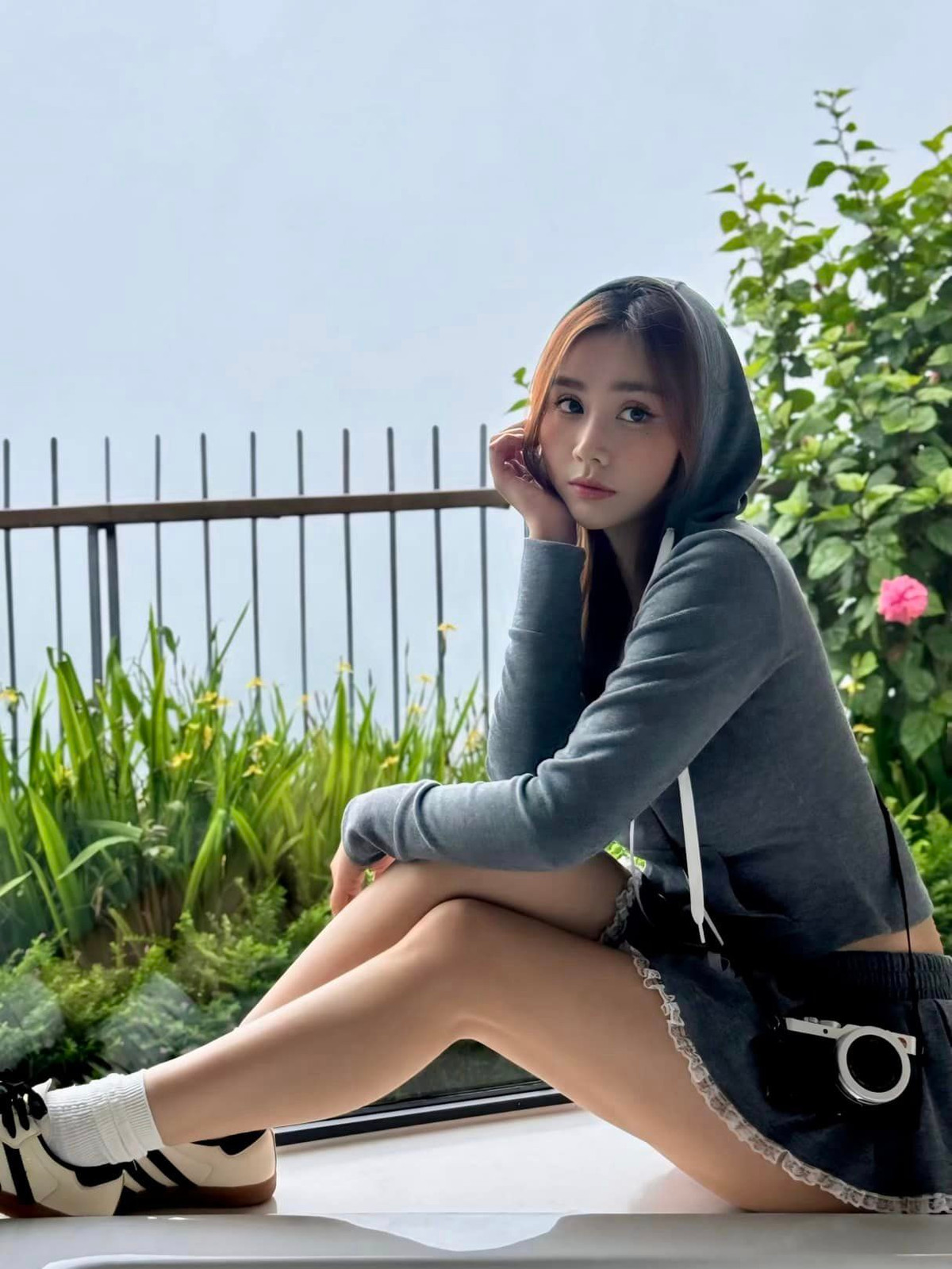 Gần đây, phong cách ăn mặc của Huyền Lizzie cũng ngày càng trở nên táo bạo. Cô nàng không ngại diện những trang phục ngắn, hở bạo.