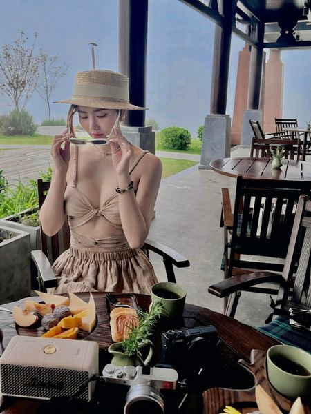 Huyền Lizzie (tên thật Phan Minh Huyền) sinh năm 1990, là một trong những hotgirl đời đầu đình đám tại Hà Nội.