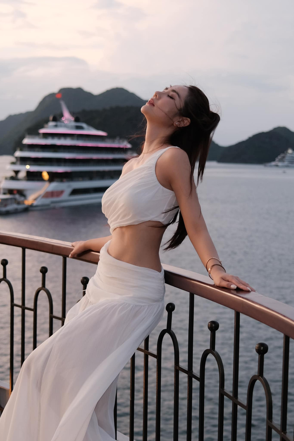 Ngoài đời, nàng cựu hot girl có phong cách nữ tính, sang chảnh.