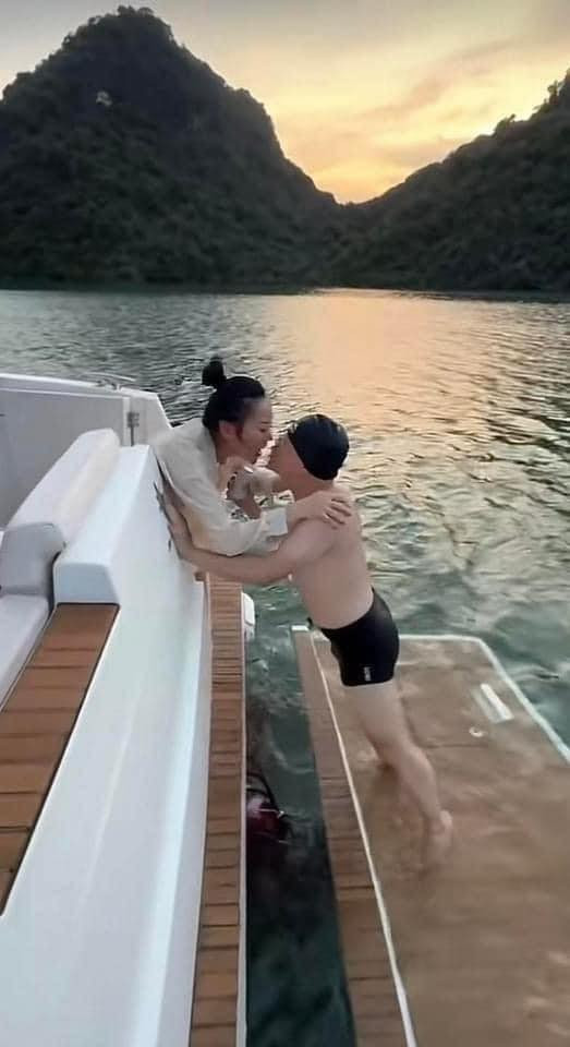 Trong video, cả 2 không ngại trao nhau những hành động tình tứ, ngọt ngào.