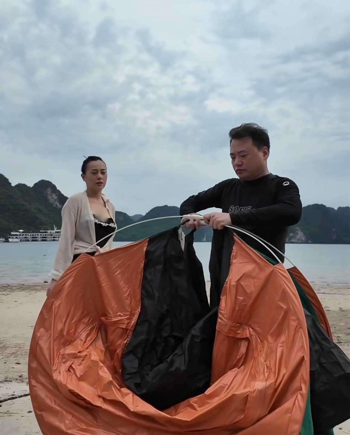 Bà xã shark Bình chia sẻ: "Chả là kỷ niệm 1 năm ngày về chung một nhà, hai bố mẹ đã trốn Jimmy và Jenny đi dành cho nhau một chuyến sinh tồn phải nói là vui hết nước chấm luôn... Từ ngày yêu nhau cho tới bây giờ thì hai vợ chồng Oanh cũng đã cùng nhau đi rất nhiều nơi rồi. Nhưng có lẽ đây là chuyến đi đáng nhớ nhất khi được trải nghiệm rất nhiều điều mới mẻ, thú vị... Oanh và anh Bình đều là tuýp người ưa phiêu lưu, thích trải nghiệm, lại rất dễ thích nghi nên đi đâu cũng thấy vui. Đúng là kiểu đi đâu cũng được, miễn là đi cùng nhau".