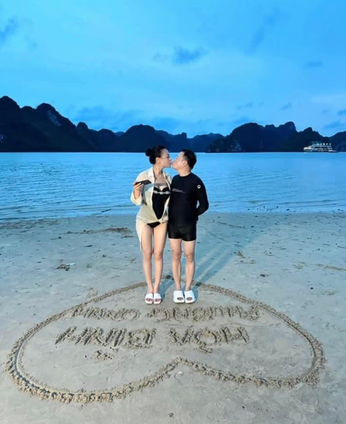 Vợ chồng Shark Bình cũng không ngại hôn hít trước ống kính.