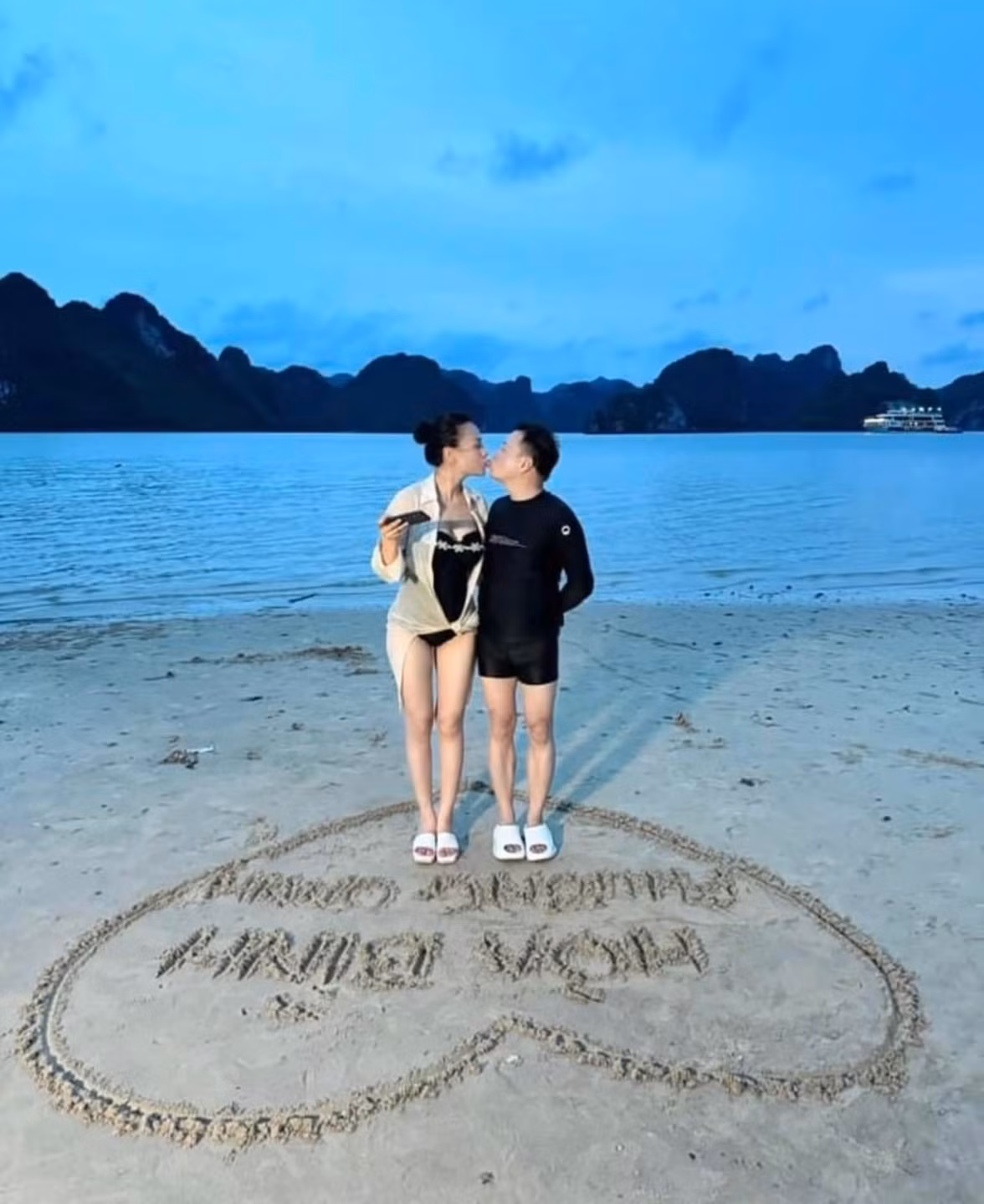 Vợ chồng Shark Bình cũng không ngại hôn hít trước ống kính.