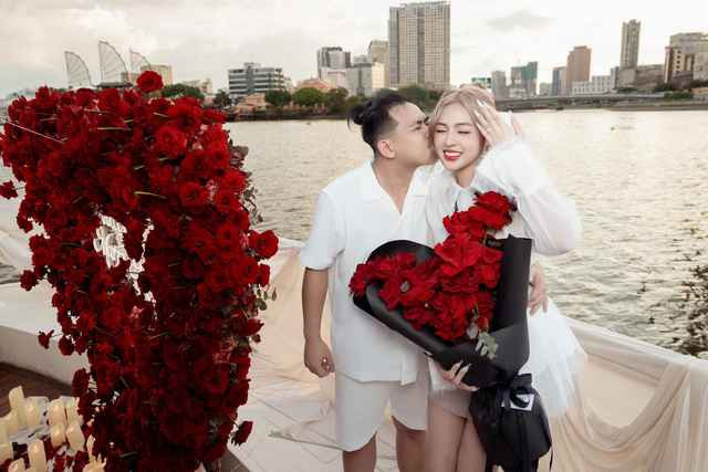 Khi thấy bạn trai quỳ xuống cùng lời cầu hôn, Trần Thanh Tâm không kìm được xúc động, hạnh phúc bày tỏ: “Không thể nói không, em đồng ý”.