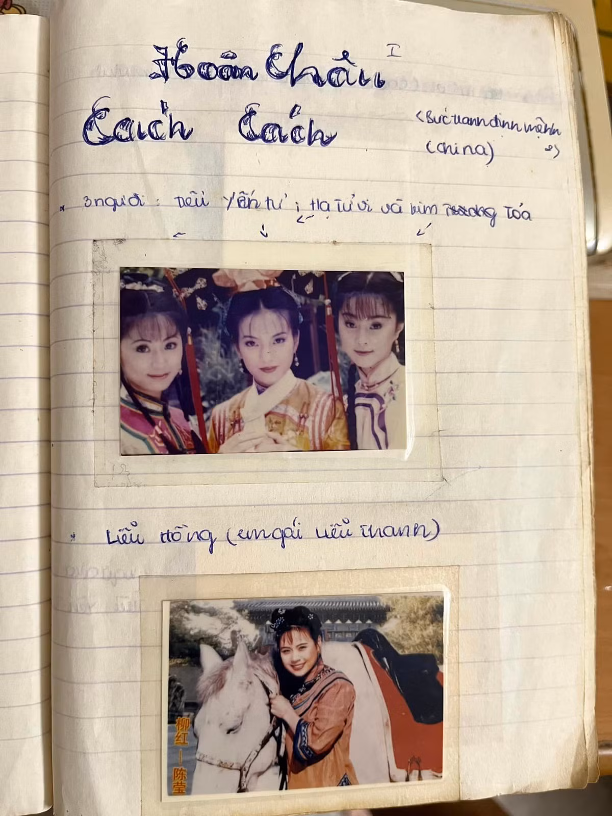 Mới đây, bài đăng của một cô gái khoe về cuốn sổ thanh xuân của mình đã thu hút về nhiều sự chú ý. Cô nàng hào hứng chia sẻ những hình ảnh trong cuốn sổ ký ức kèm dòng trạng thái: "Flex quyển sổ tui giữ từ năm 98 đến giờ, riêng bst ảnh bộ phim đầu tiên xem idol Triệu Vy chiếm đa phần luôn."