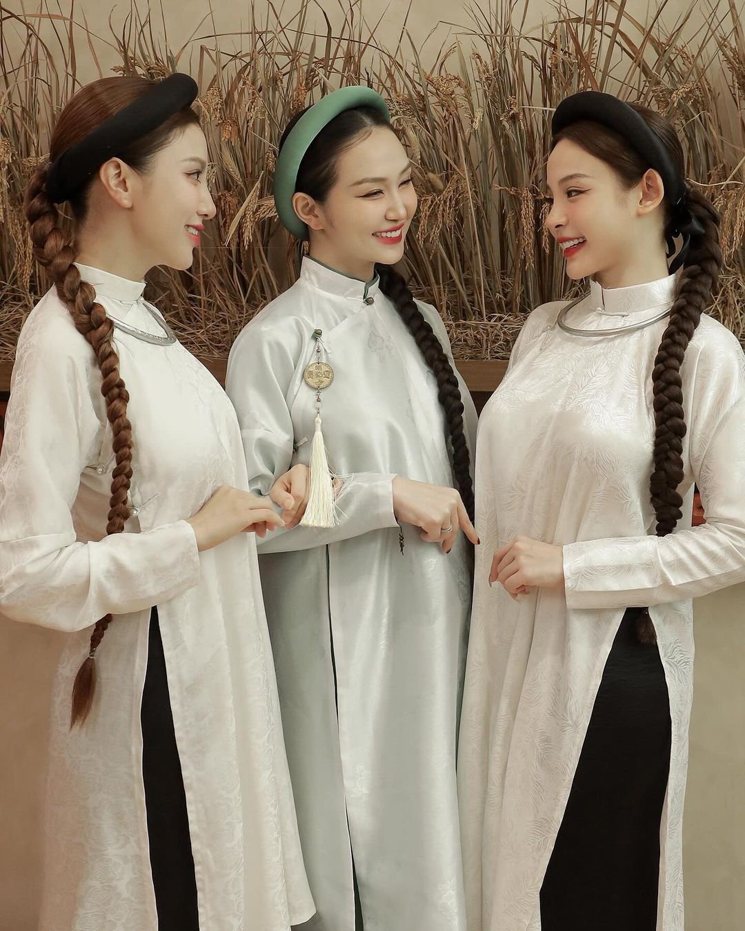 Với chiếc áo dài không chiết eo cùng chiếc mấn trên đầu, bộ 3 cựu hot girl đời đầu tái hiện sự thanh lịch của các tiểu thư Hà Nội xưa.