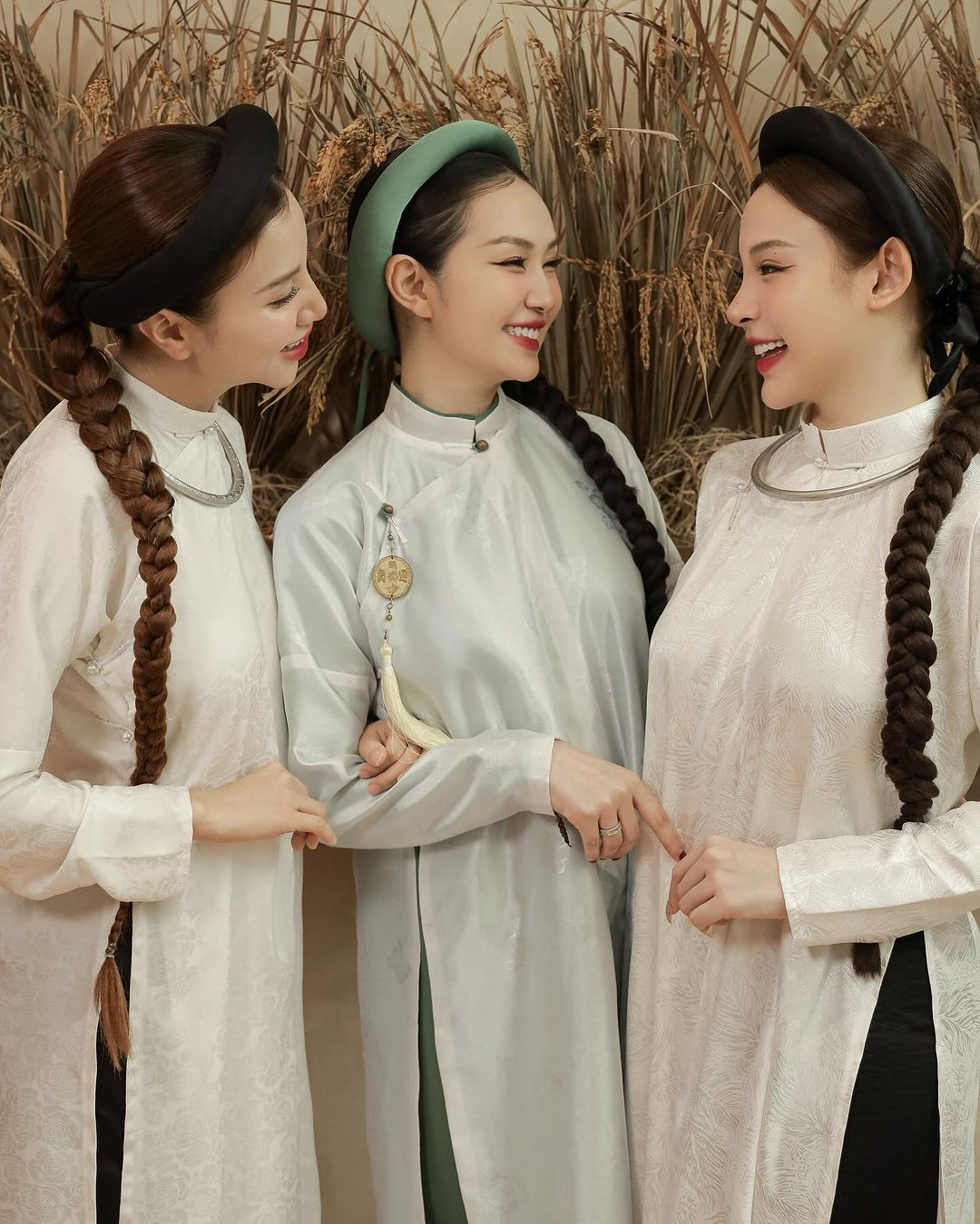 Chẳng cần diễn quá cầu kỳ hay bất cứ phụ kiện nào "bling bling" nhưng những nhan sắc của bản thân, Hạnh Sino, Huyền Baby và Hương Baby hút vạn view từ netizen.