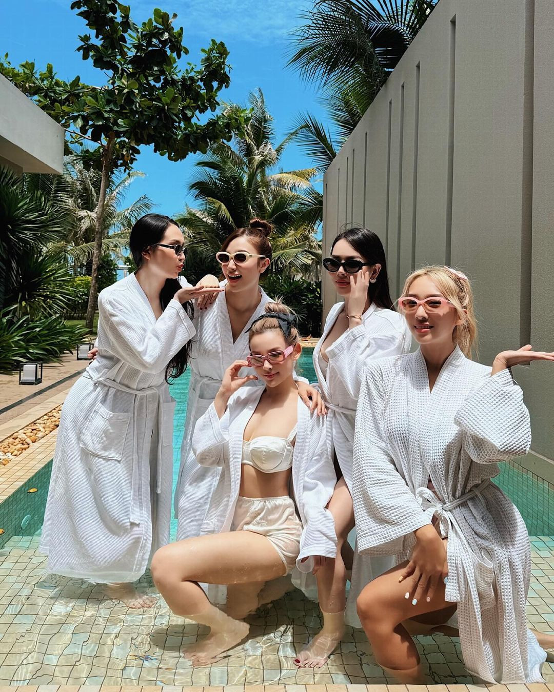 Huyền Baby, Hương Baby, Emily và Hạnh Sino được biết đến là những hot girl đời đầu của Hà thành. Hơn chục năm trước, họ nhận được nhiều sự chú ý trên mạng xã hội với ngoại hình xinh đẹp.