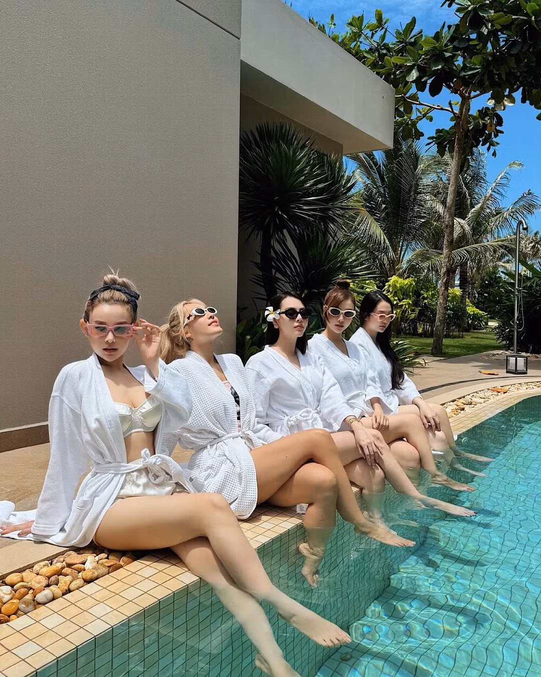 Hình ảnh của nhóm bạn thân toàn hot girl đời đầu này nhận được sự quan tâm của cộng đồng mạng. Khán giả dành cho họ nhiều lời khen ngợi về ngoại hình trẻ trung, xinh đẹp và tình bạn thân thiết suốt nhiều năm qua.