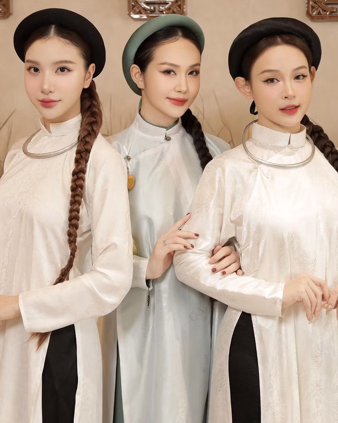 Trên trang cá nhân, hot girl đời đầu là Hạnh Sino cùng 2 người bạn cực thân thiết là Huyền Baby và Hương Baby khiến nhiều người phải khen ngợi khi cùng nhau tái hiện lại phong cách những "tiểu thư Hà thành" với chiếc áo dài truyền thống.