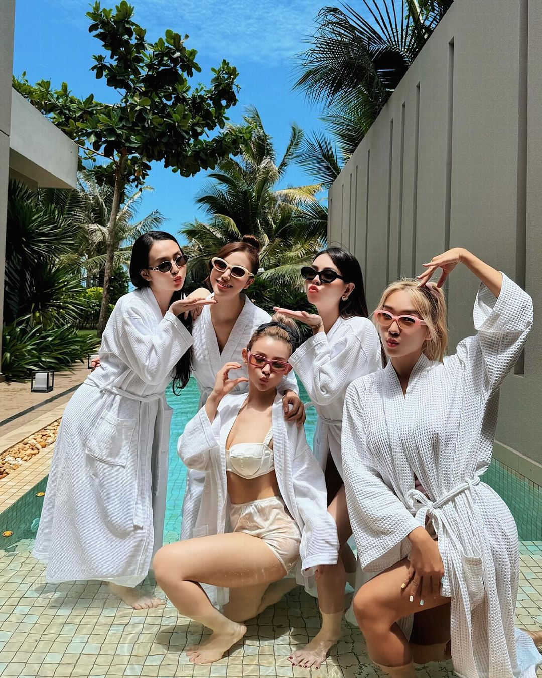 Sau khi nổi tiếng với những con đường riêng đã chọn nhưng dàn cựu hot girl đời đầu của Hà thành này thi thoảng vẫn gặp nhau và tạo nên những "vụ nổ visual cực mạnh".