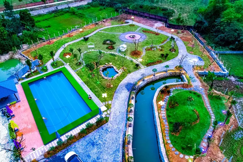 Giọng ca "Bông Hoa Đẹp Nhất" còn cho hay: "Tớ cũng rất hay kéo bạn bè tớ về đây ăn nhậu, câu cá, đánh bi-a"... Nam ca sĩ còn hài hước rằng mình là khách VIP nên không ai tranh phòng được với mình.