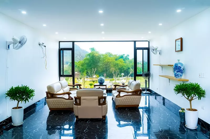 Nội thất trong nhà sang trọng, được bày biện theo phong cách hiện đại, lịch sự.