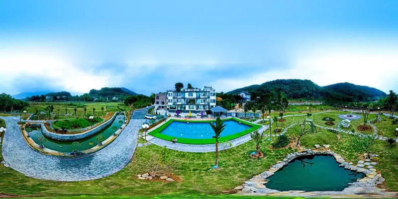 Quân A.P chia sẻ thêm, vì sợ khách tới lưu trú không biết villa của gia đình nên mẹ anh đã treo rất nhiều ảnh nam ca sĩ ở phòng khách.