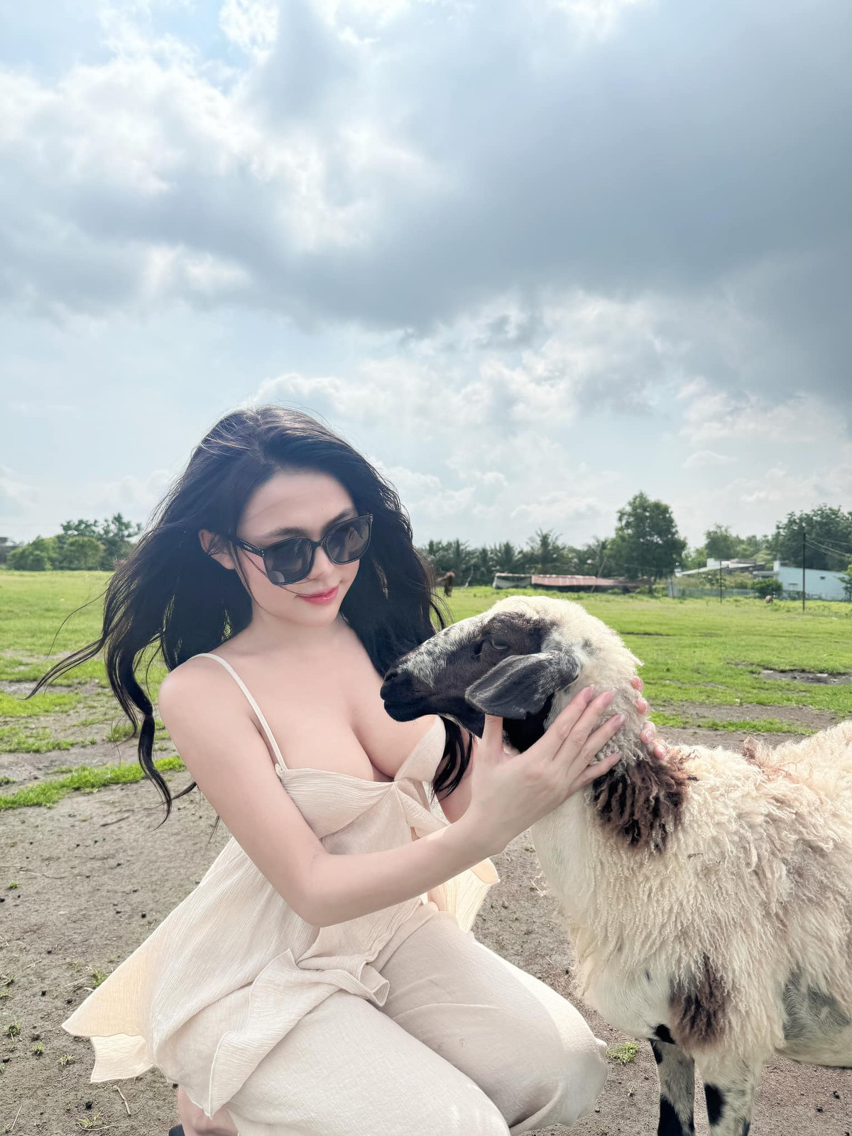 Kim Ngọc sở hữu làn da trắng sứ, không hề kén màu trang phục nào.