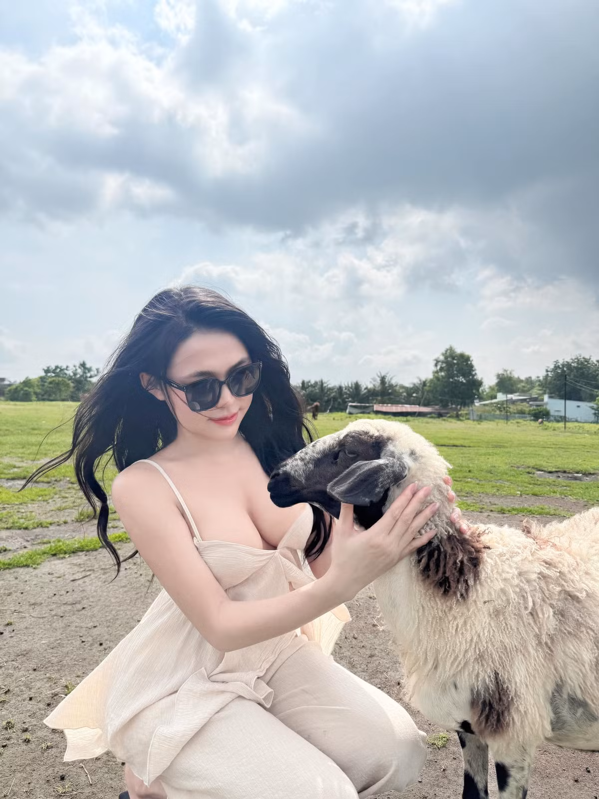 Kim Ngọc sở hữu làn da trắng sứ, không hề kén màu trang phục nào.