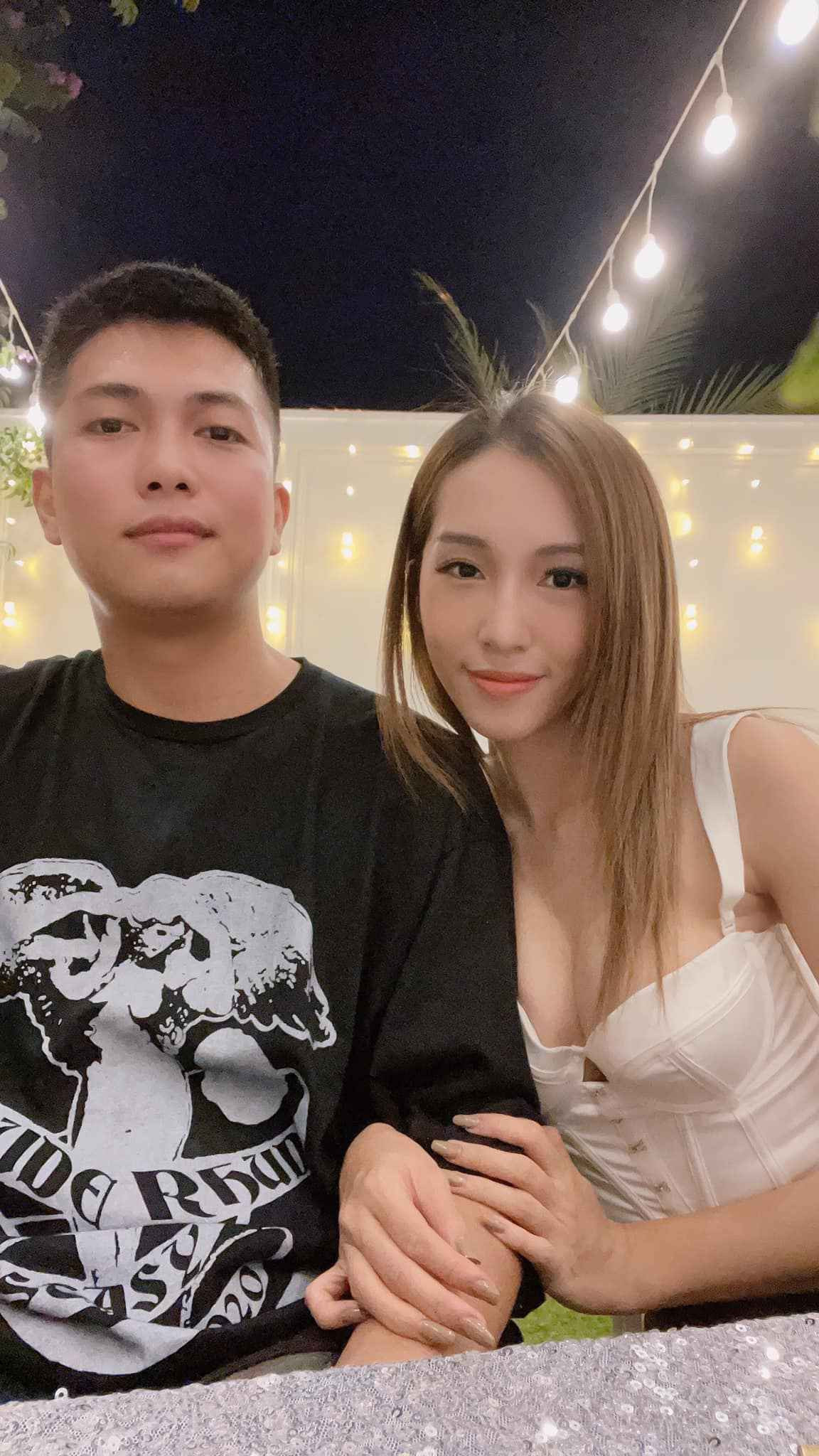 Năm 2019, Emily gây bất ngờ khi chia sẻ tấm ảnh gia đình hạnh phúc bên cạnh BigDaddy cùng hai nhóc tỳ kháu khỉnh.