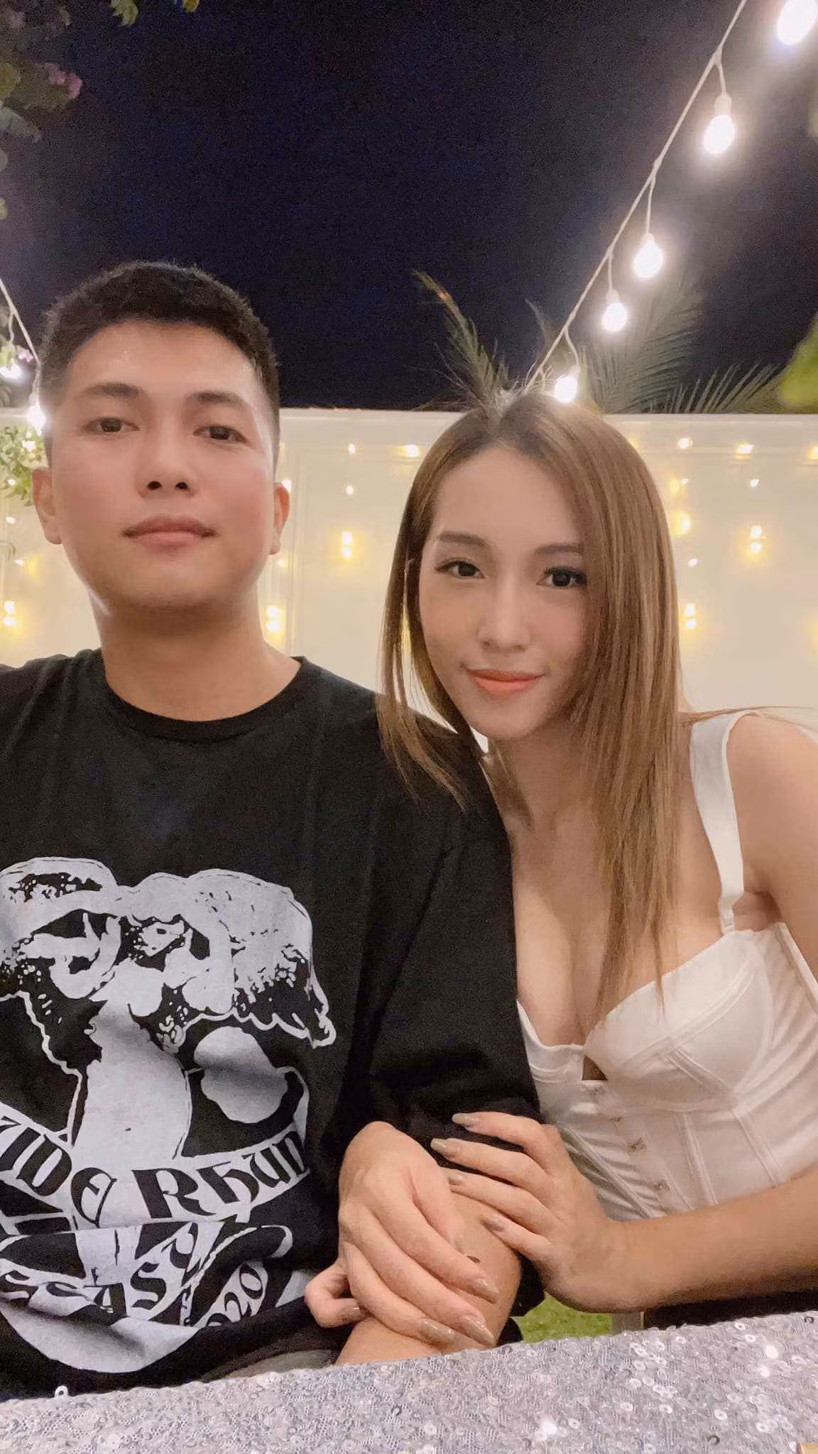 Năm 2019, Emily gây bất ngờ khi chia sẻ tấm ảnh gia đình hạnh phúc bên cạnh BigDaddy cùng hai nhóc tỳ kháu khỉnh.