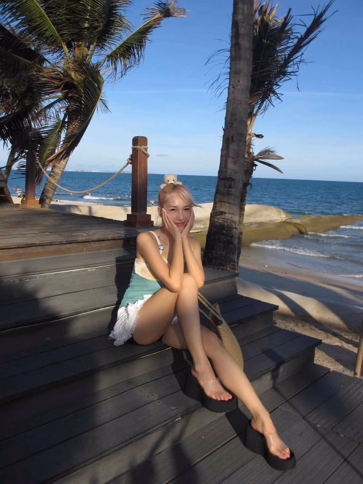 Emily (tên thật Nguyễn Hương Ly, SN 1989) từng giành giải nhất cuộc thi Miss Audition 2007. Chuyển hướng sang làm ca sĩ, cô để lại nhiều bản hit ấn tượng như Xin anh đừng, Ngọn nến trước gió…