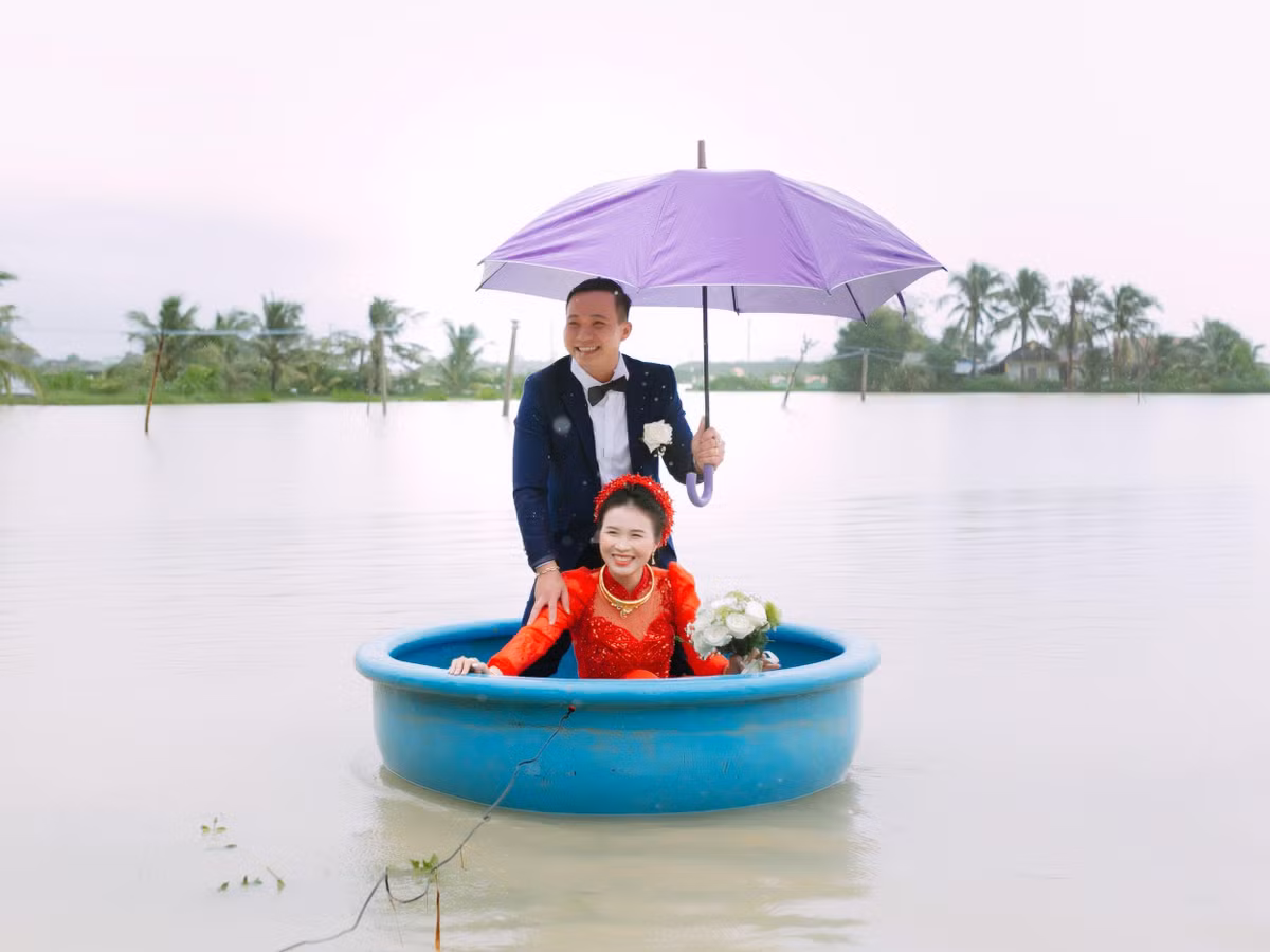 Có gì dùng nấy, miễn là cô dâu không bị ướt.