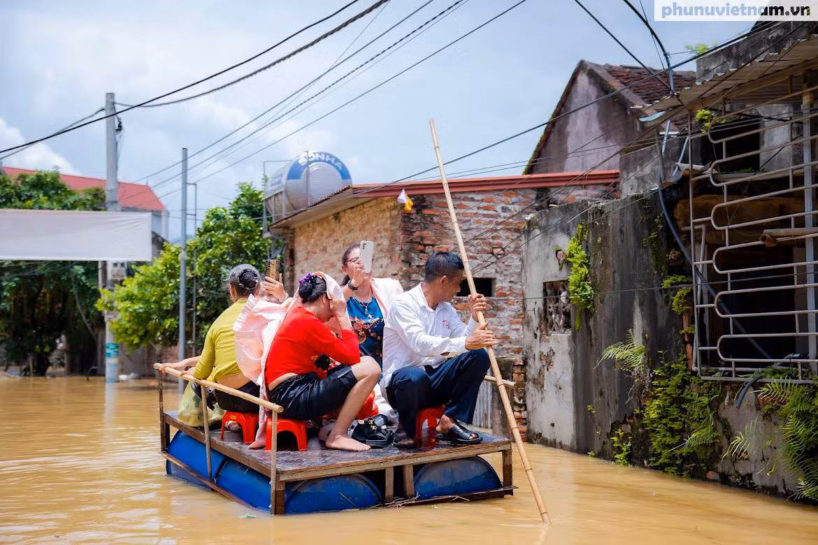 Càng về đêm nước càng dâng cao, dâng vào sân nhà gia đình anh Luyện - nền sân cao hơn mặt đường 1m. Ảnh: Phụ nữ Việt Nam