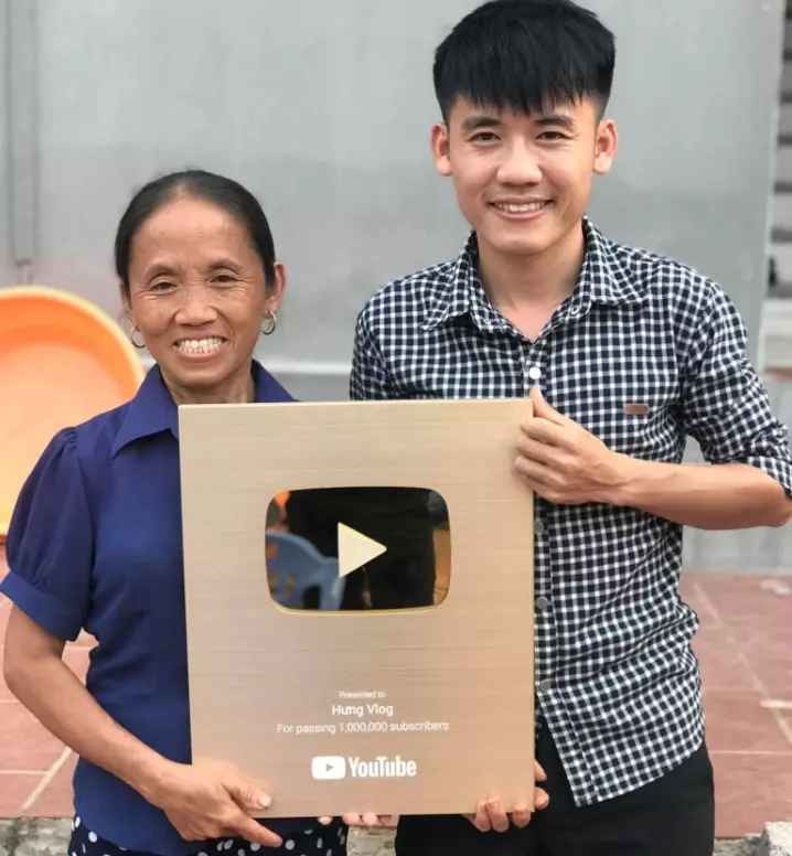 Bên cạnh đó là lối diễn xuất rất giản dị và gần gũi với người xem. Chỉ sau hơn một năm tham gia sáng tạo nội dung số, cuộc sống của bà Tân thay đổi đến chóng mặt.