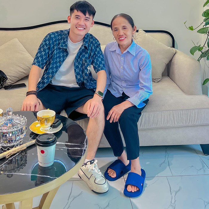 Năm 2023, Bà Tân Vlog và con trai Hưng Vlog còn vướng vào scandal nghi ngờ bán mật ong hoa vải giá rẻ, chỉ 215.000 đồng/2 lít. Sau khi phóng sự về hành vi làm giả mật ong từ đường, mạch nha được đăng tải, các video bán mật ong trên TikTok của Hưng Vlog cũng "bay màu".