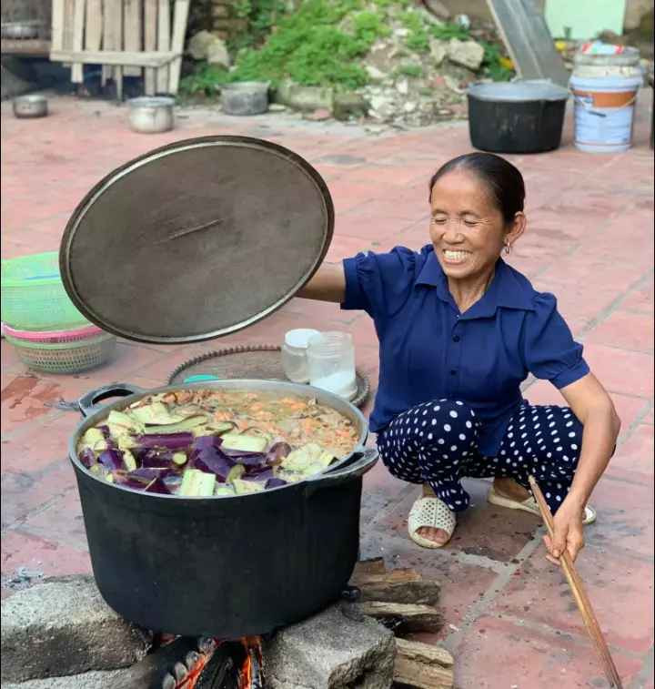 Ở thời điểm 5 năm về trước, nhờ ý tưởng của con trai, kênh YouTube Bà Tân Vlog ra đời và nổi lên như một hiện tượng mạng với những video về món ăn siêu to khổng lồ.