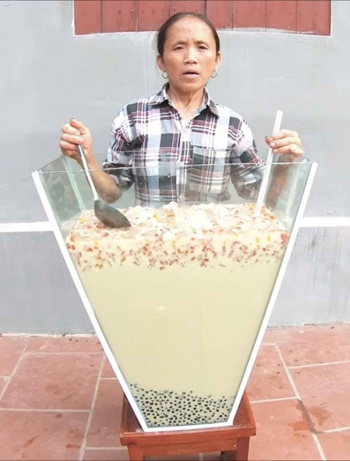 Để có thêm sự chú ý, bà Tân tương tác chéo, colab với một số YouTuber ẩm thực khác để cùng nhau đẩy view. Dù vậy, tần suất ra clip cũng không dày, chỉ khoảng 1 - 2 clip/tuần và chỉ số lượt xem khá khiêm tốn so với thời "hoàng kim", chỉ từ gần 100.000 đến hơn 300.000 view/clip.