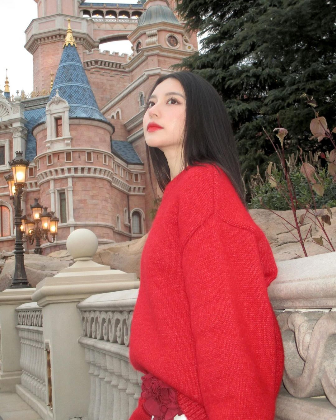 Vòng 1 của Bâu thường được gọi yêu là có size "em bé", nhưng nàng hot girl đình đám rất yêu bản thân và trân trọng từng điểm trên gương mặt lẫn thân hình của cô.