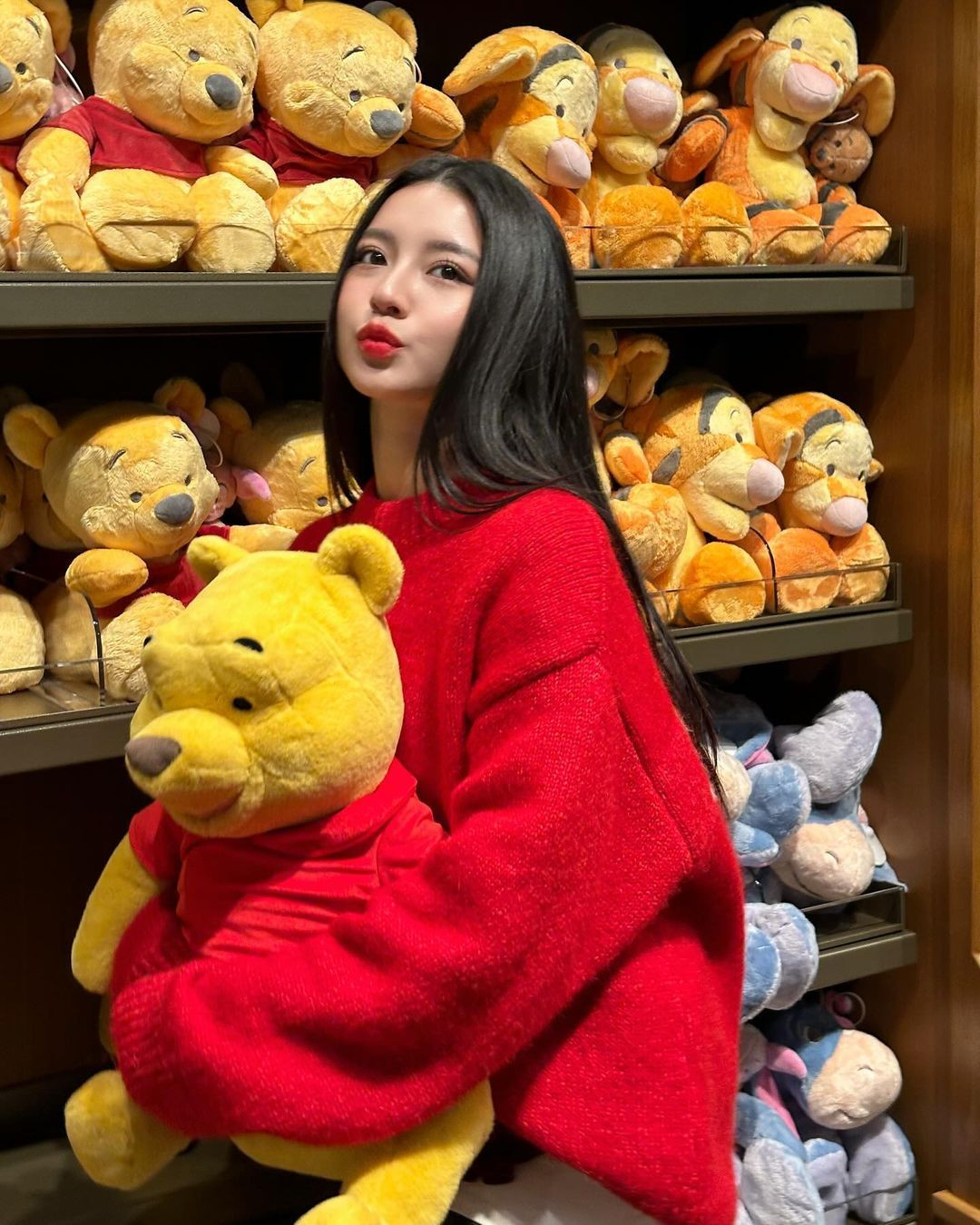 Hot girl gen Z cũng tiết lộ chưa đụng chạm dao kéo, cô tôn vinh nhan sắc nguyên bản, vẻ đẹp không cần chỉnh sửa vẫn làm cho người đối diện mê mệt từ ánh nhìn đầu tiên.