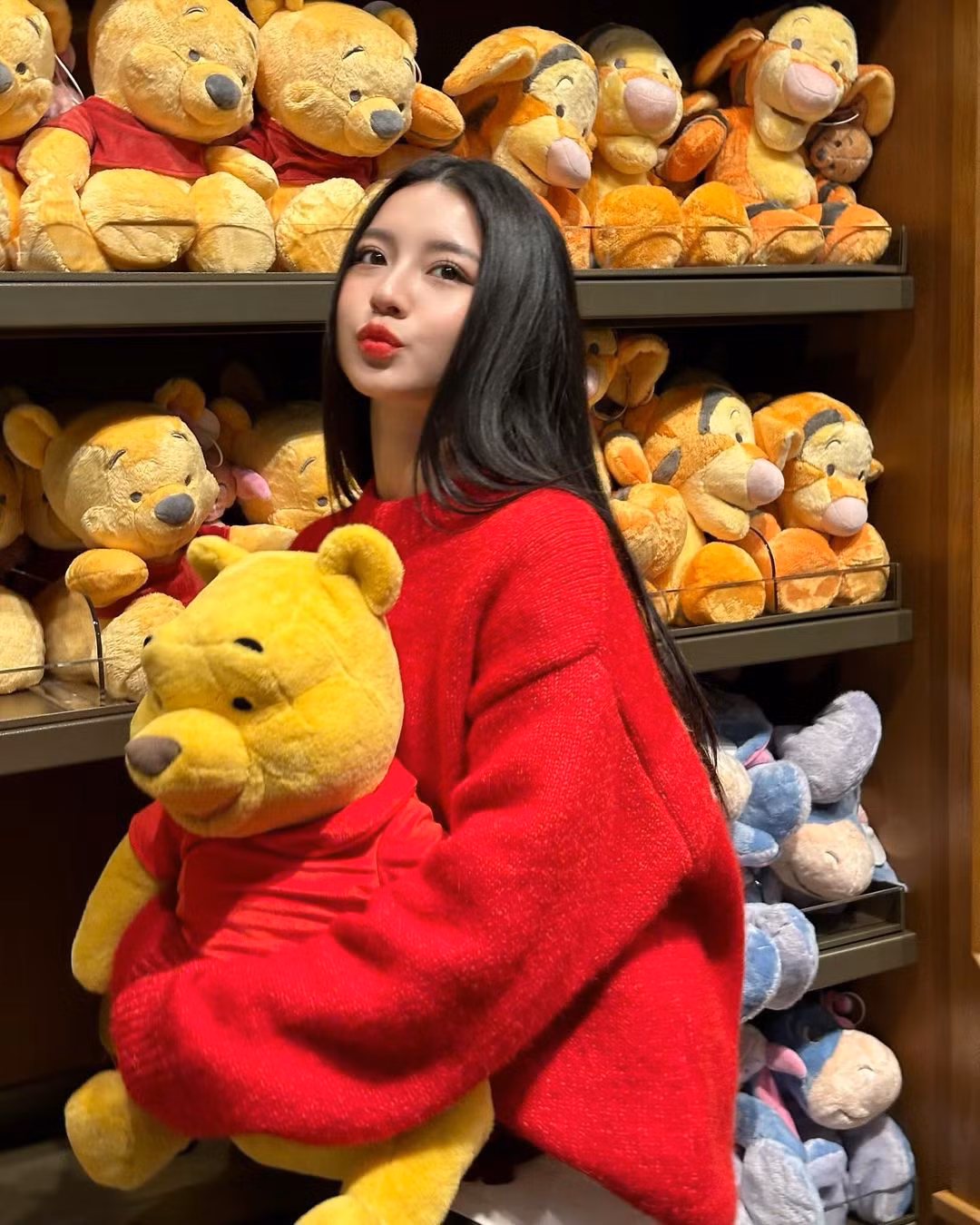 Hot girl gen Z cũng tiết lộ chưa đụng chạm dao kéo, cô tôn vinh nhan sắc nguyên bản, vẻ đẹp không cần chỉnh sửa vẫn làm cho người đối diện mê mệt từ ánh nhìn đầu tiên.