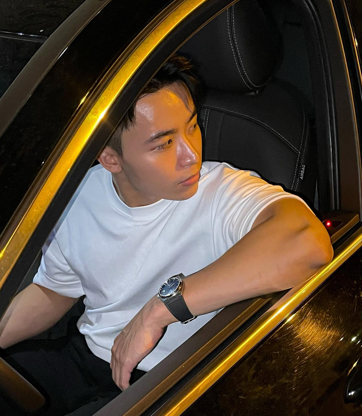 Về Việt Nam, Lương Đỗ từng là một nhân viên của một sàn thương mại điện tử lớn ở Việt Nam.