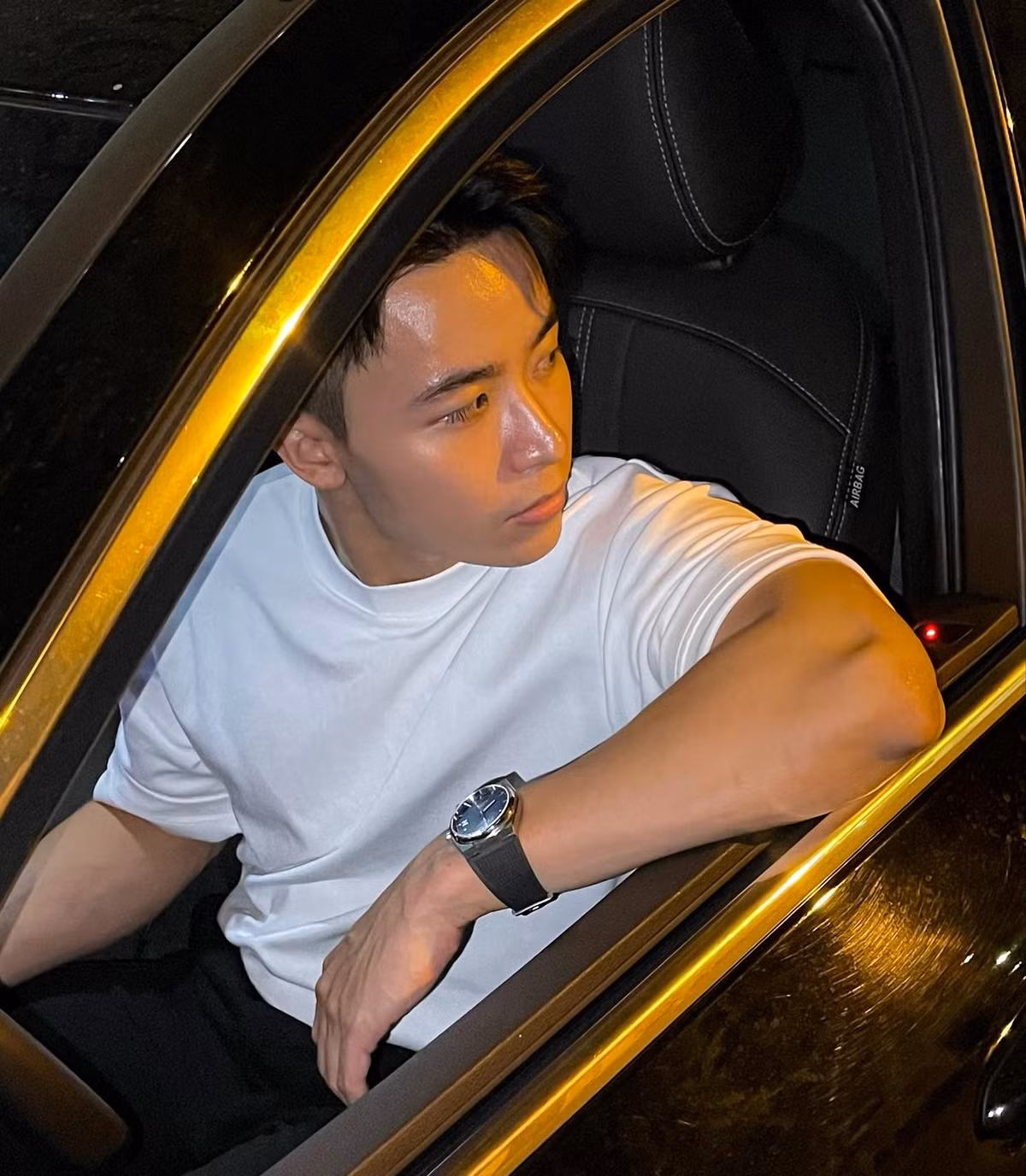 Về Việt Nam, Lương Đỗ từng là một nhân viên của một sàn thương mại điện tử lớn ở Việt Nam.