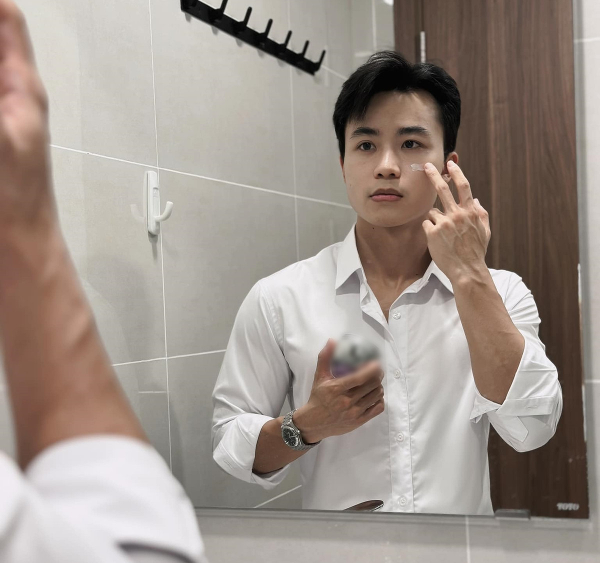 Lương Đỗ cũng thay đổi định kiến skincare chỉ dành cho nữ giới hay cộng đồng LBGT, mà dù là ai, ở giới tính hay độ tuổi nào cũng cần làm đẹp cho mình và những người xung quanh.