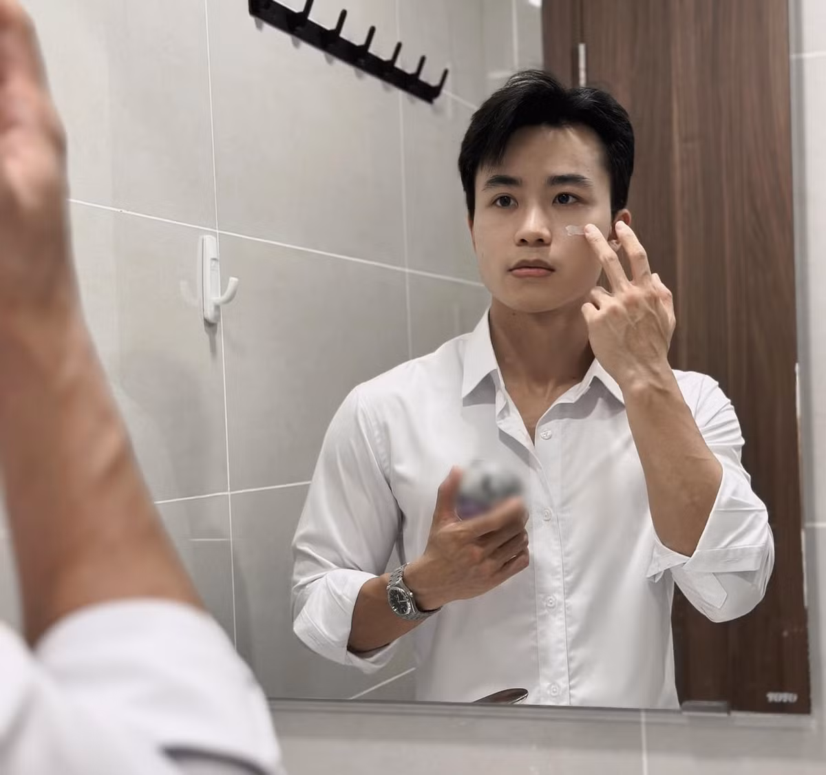 Lương Đỗ cũng thay đổi định kiến skincare chỉ dành cho nữ giới hay cộng đồng LBGT, mà dù là ai, ở giới tính hay độ tuổi nào cũng cần làm đẹp cho mình và những người xung quanh.