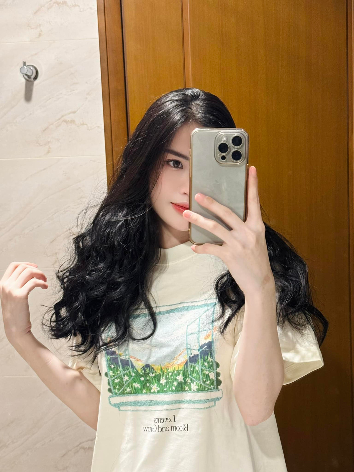 Cô nàng giãi bày: "Có những chuyện không công khai là để bảo vệ quyền riêng tư của con trẻ chứ hoàn toàn không giấu diếm hay chối bỏ. Con lớn lên từ nhỏ bên cạnh mẹ, trong vòng tay yêu thương của gia đình nội ngoại. Là một người phụ nữ, vừa phải một mình lo kinh tế, vừa nuôi dạy con, thật quá khó để cân bằng và không thể tránh được thiếu sót, nhưng mẹ vẫn đang cố gắng mỗi ngày để cho con có cuộc sống đủ đầy nhất…" (Ảnh: FBNV)