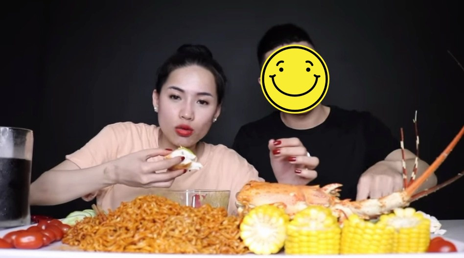 Trước đó vào năm 2021, cô từng công khai hẹn hò với bạn trai kém tuổi tên Mạnh, cùng quê Nghệ An. Ở thời điểm còn mặn nồng, Mạnh thường xuất hiện trong các clip mukbang của Hà Linh và được cô nàng gọi anh chàng là "anh phi công". Tuy nhiên cuối năm đó, bạn trai Hà Linh đã không còn xuất hiện trên video cũng cô khiến nhiều người cho rằng cả 2 đã đường ai nấy đi. (Ảnh: Cắt từ video)